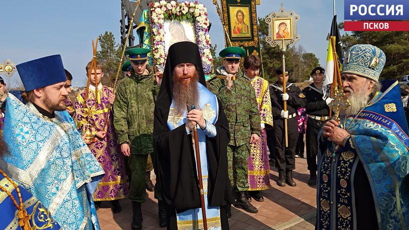 В Себеже прошел крестный ход с молитвой за мир и воинство России