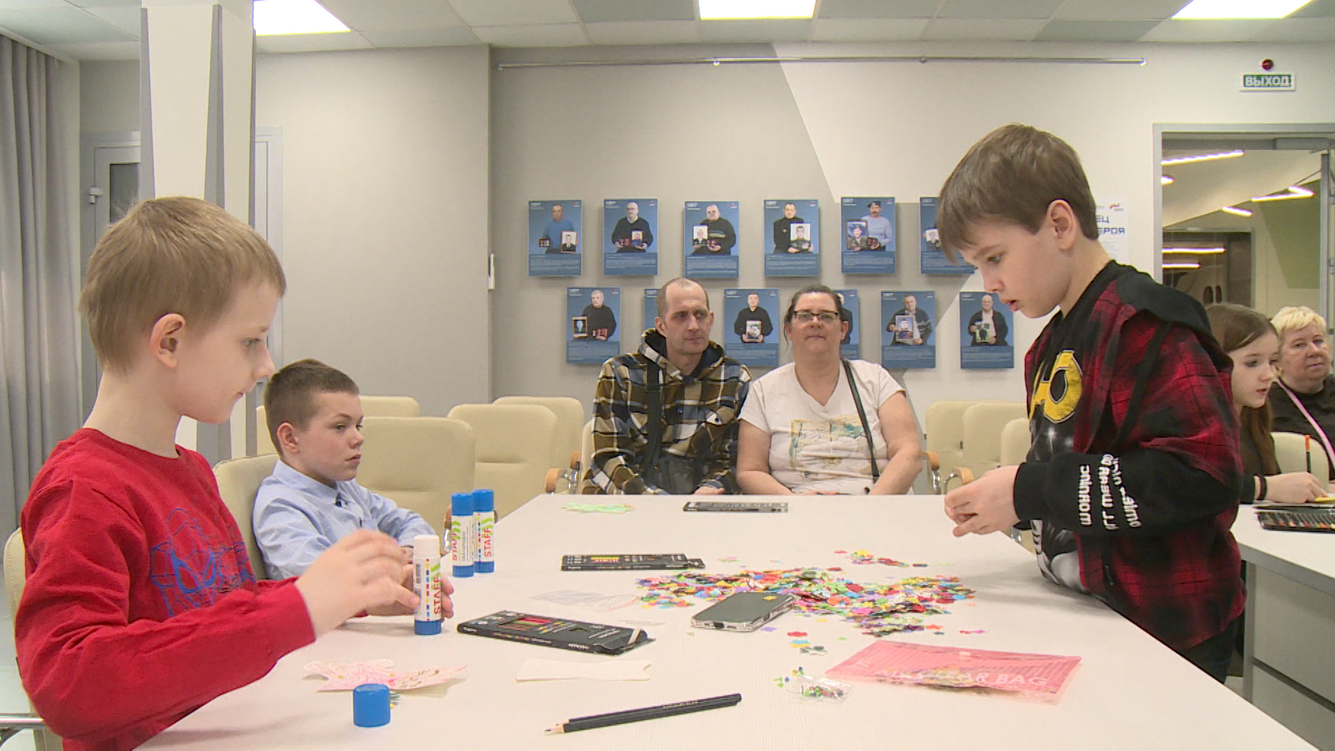 В Псковском фонде "Защитники Отечества" для детей участников СВО провели мастер-класс по созданию открыток для мам и бабушек