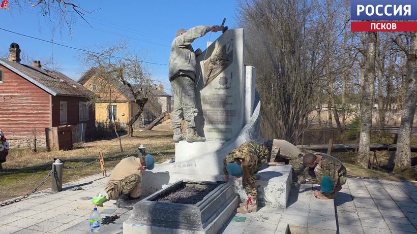 "Десант Победы 60": в Опочке привели в порядок памятник летчикам, повторившим подвиг Гастелло
