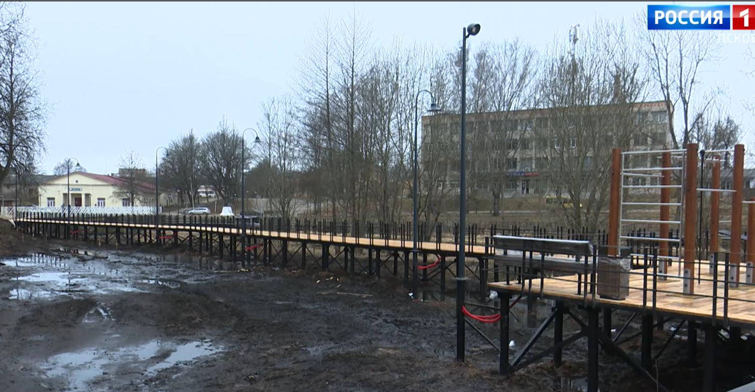 Восемьсот свай, электросети и настил. В Гдове благоустраивают левый берег реки Гдовки