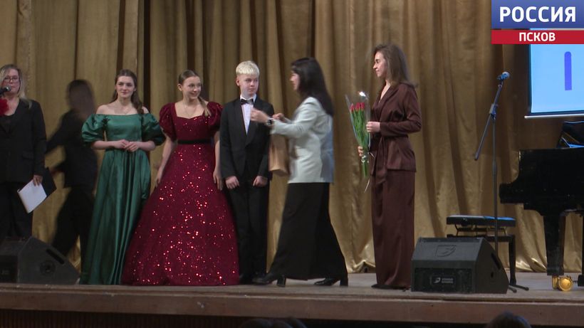 Самых талантливых детей региона и их преподавателей наградили в Пскове