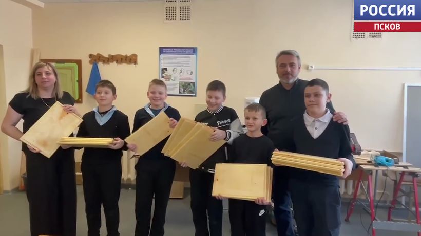 Не для оценки, а для победы: школьники из Палкино передали бойцам СВО сорок разделочных досок, сделанных своими руками