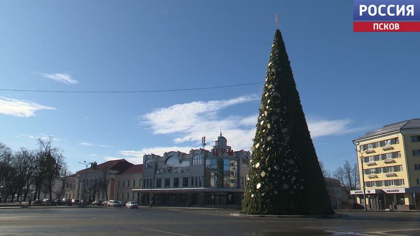 В Пскове приступили к демонтажу центральной городской елки 