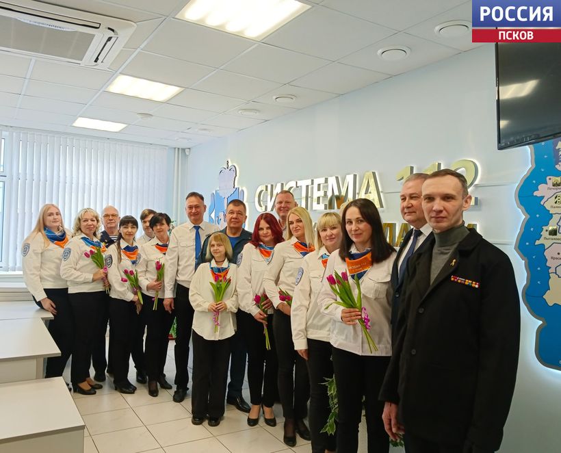 Представители "Единой России" поздравили с 8 марта сотрудниц службы спасения 112