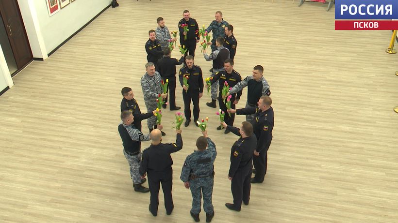 Вам, любимые! Сотрудники УФССП России по Псковской области поздравили посетительниц и сотрудниц городского суда