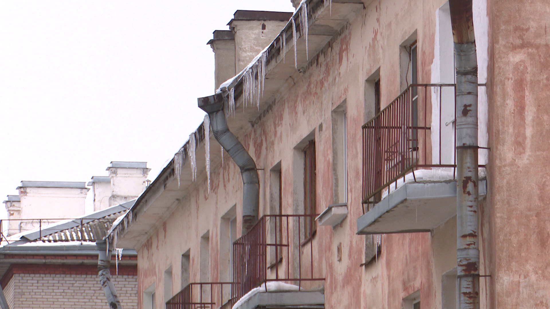 Чудом избежал трагедии: снежная глыба чуть не убила мужчину в Великих Луках