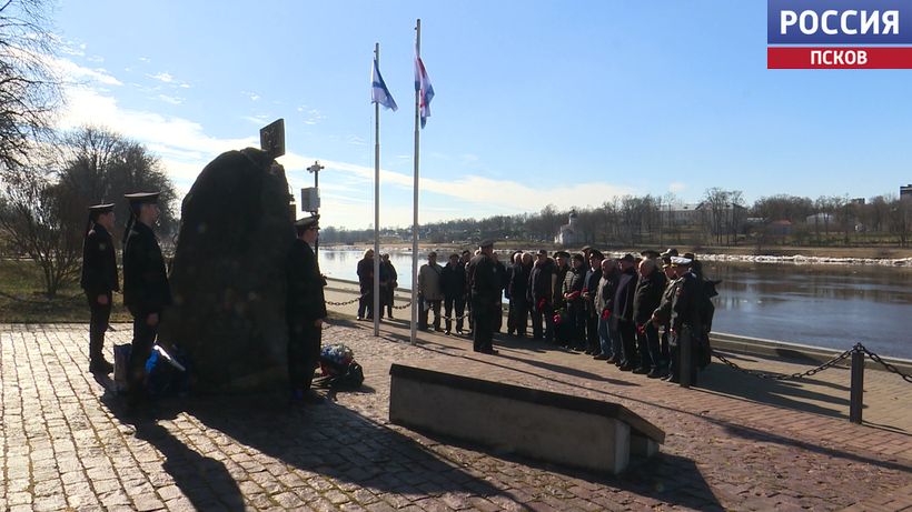 В Пскове у памятника Флотской славы прошли торжества в честь моряков-подводников