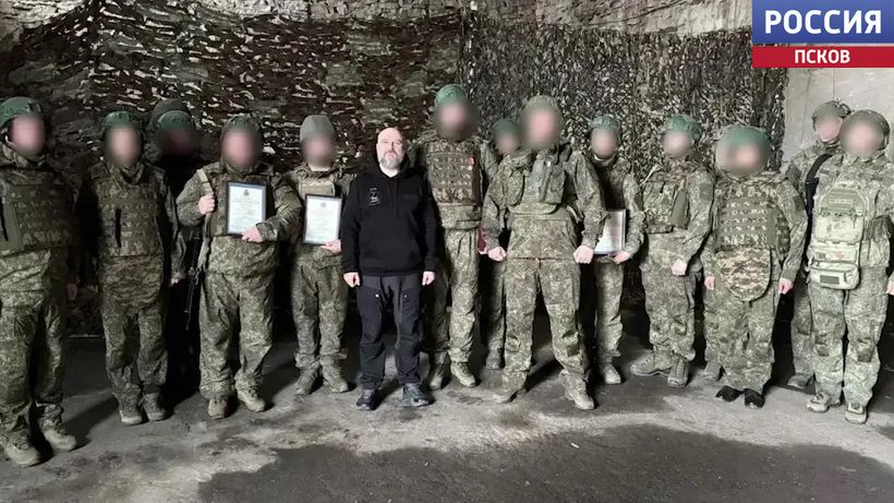 Андрей Вьюнов передал бойцам на передовой медали "За заслуги перед Псковской областью"