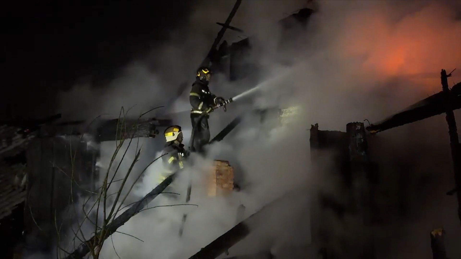 В Пскове на Крестовском шоссе ночью горел жилой дом