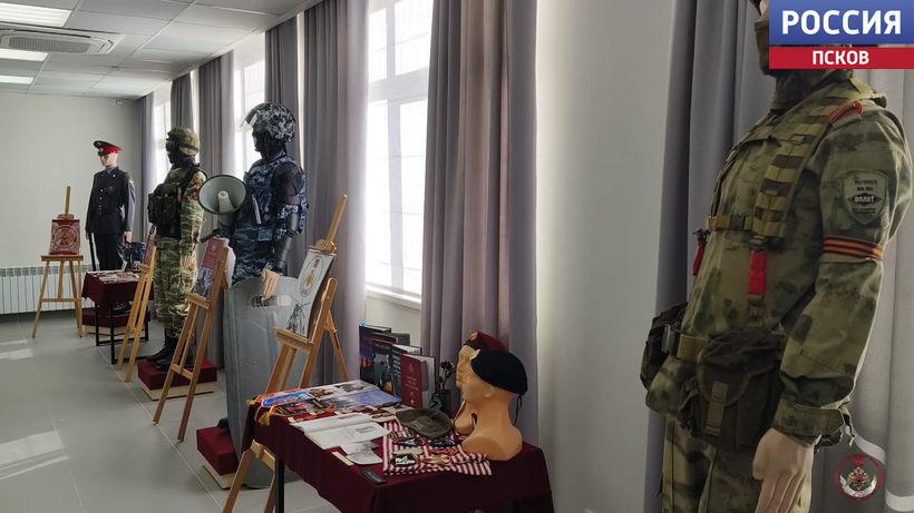 Экспонаты с историей: в Псковском филиале фонда "Защитники Отечества" открылась выставка, посвященная Росгвардии