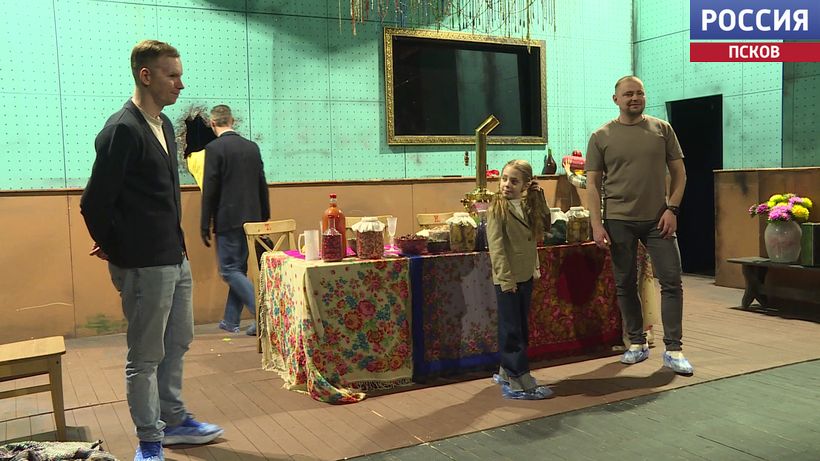 Участники программы "Герои земли Псковской" побывали за кулисами Пушкинского театра