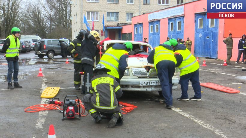 Сила, скорость и аккуратность. В Пскове выбирали лучшую команду спасателей МЧС