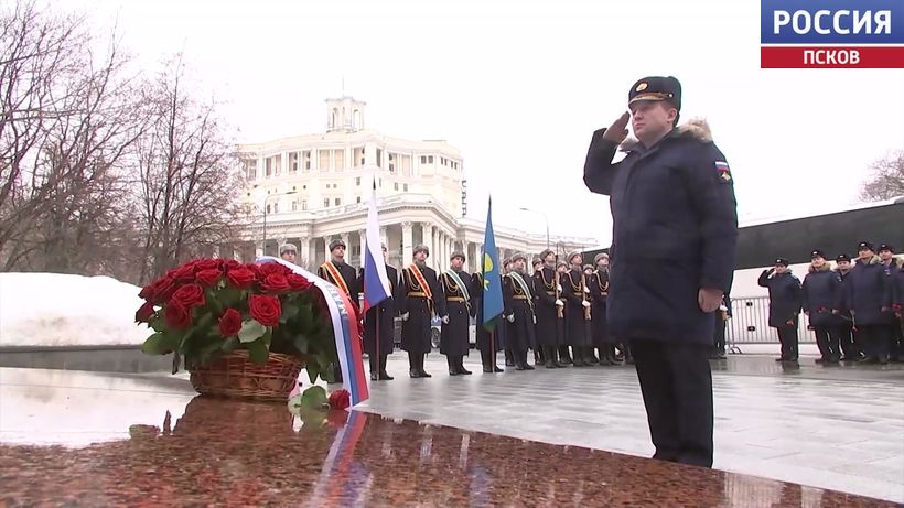Церемония возложения цветов в честь десантников 6-й роты прошла в Москве
