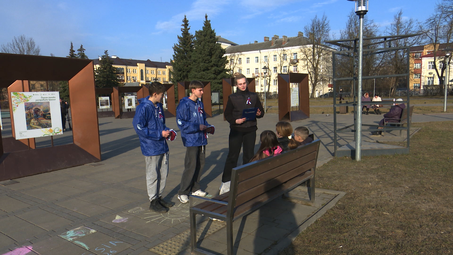 Волонтеры Победы в Пскове отметили День воссоединения Крыма двумя патриотическими акциями