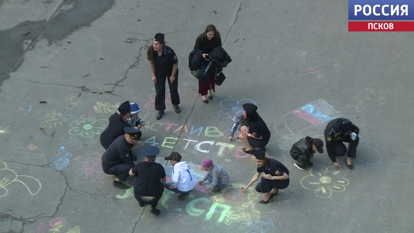 Рисунки на асфальте: судебные приставы Псковской области присоединились к всероссийскому флешмобу
