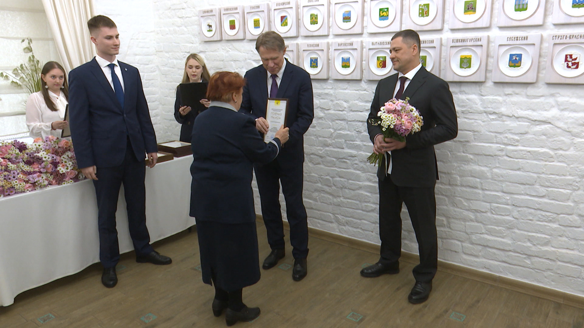 Михаил Мурашко наградил врачей Псковской области