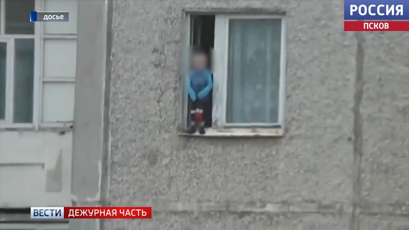 На пешеходные переходы вблизи великолукских школ вышел "Родительский патруль". Чем взрослые помогают сотрудникам Госавтоинспекции?