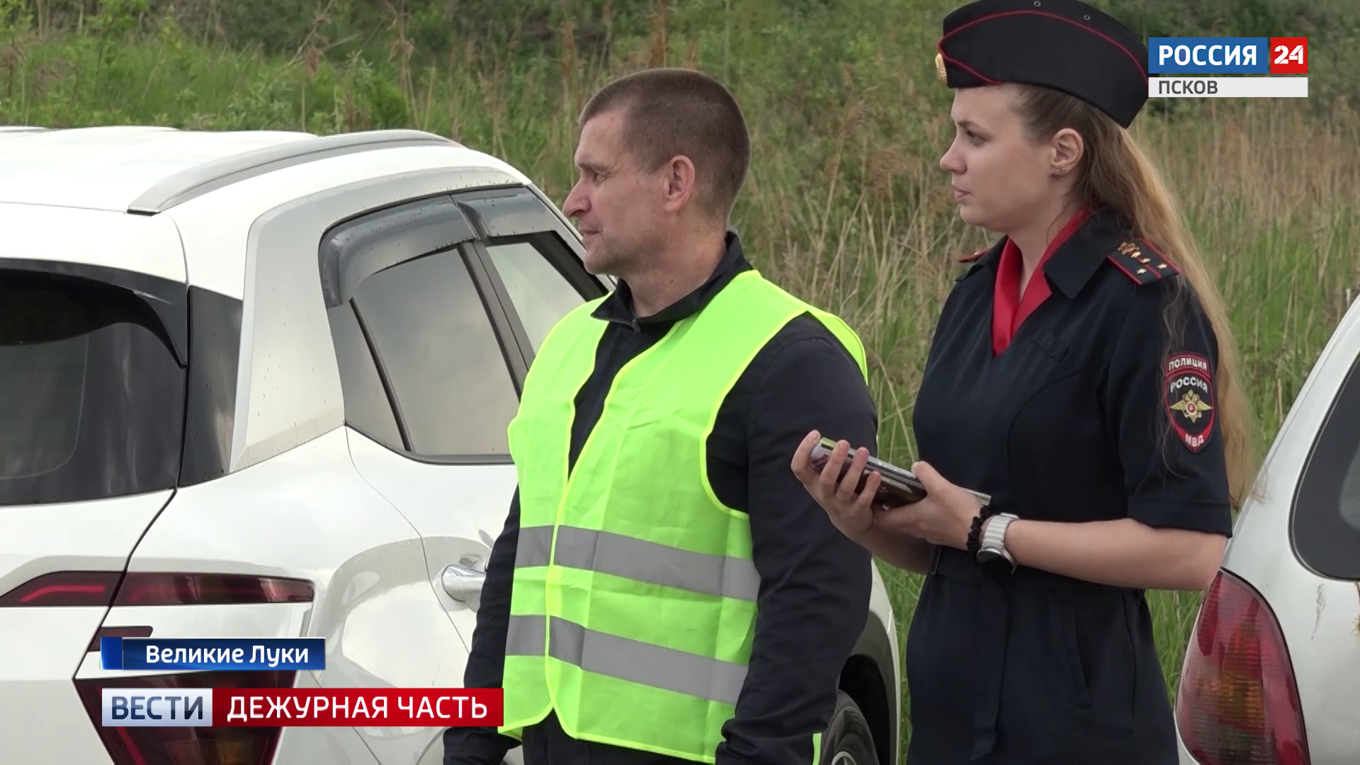 На пешеходные переходы вблизи великолукских школ вышел "Родительский патруль". Чем взрослые помогают сотрудникам Госавтоинспекции?
