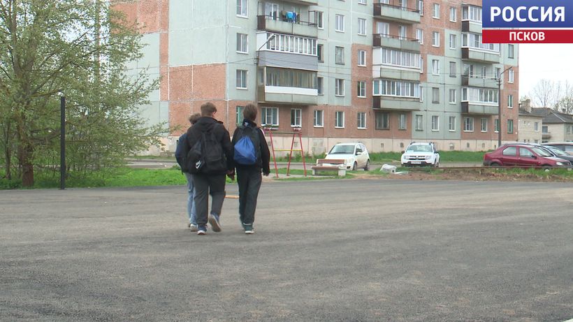 Как и хотели жители: во дворе на Пограничной в Гдове строят новую спортплощадку