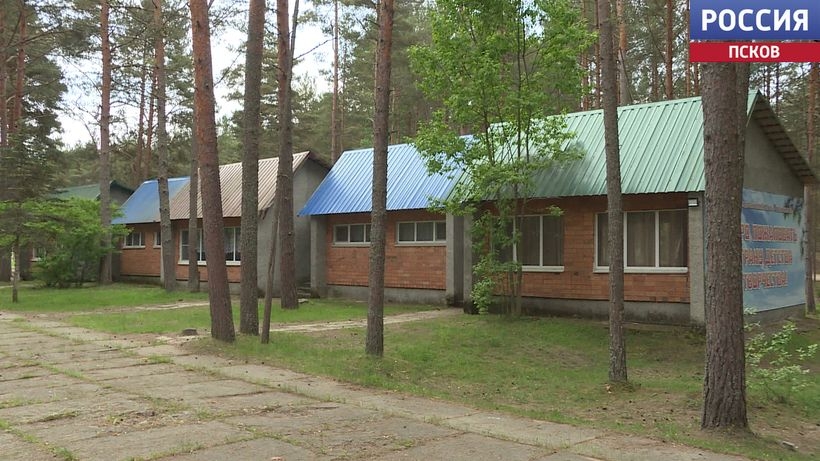 Министр образования Псковской области проверил готовность лагеря "Стремительный" к открытию первой смены