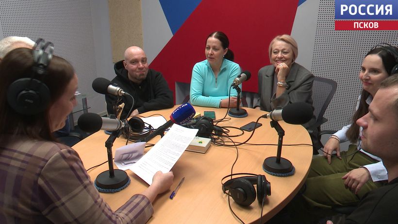 Любимая волна в День радио: как псковские радиоведущие создают настроение и чем радио отличается от телевидения