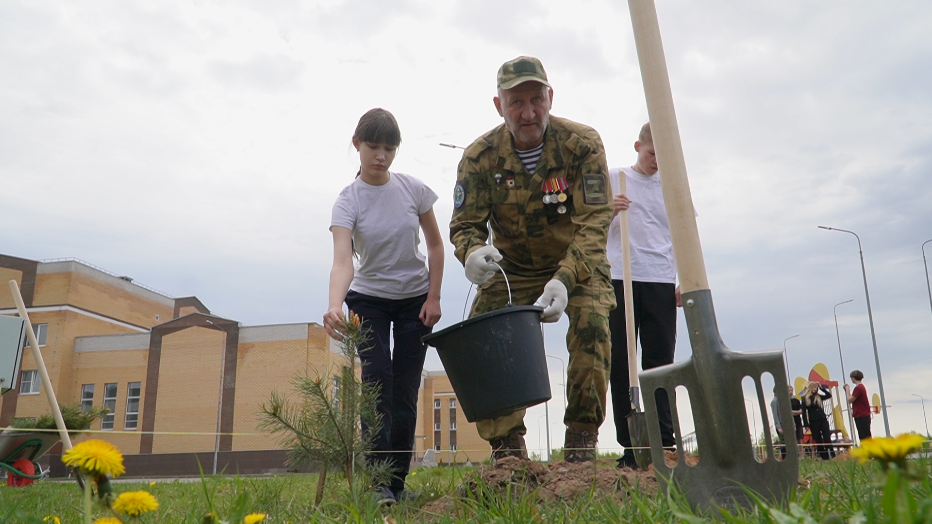 Школьники и участники СВО вместе высадили "Сад памяти" в Великих Луках