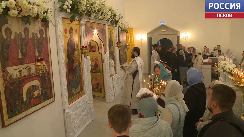 В храме Николы со Усохи в Пскове отслужили первую литургию после реставрации