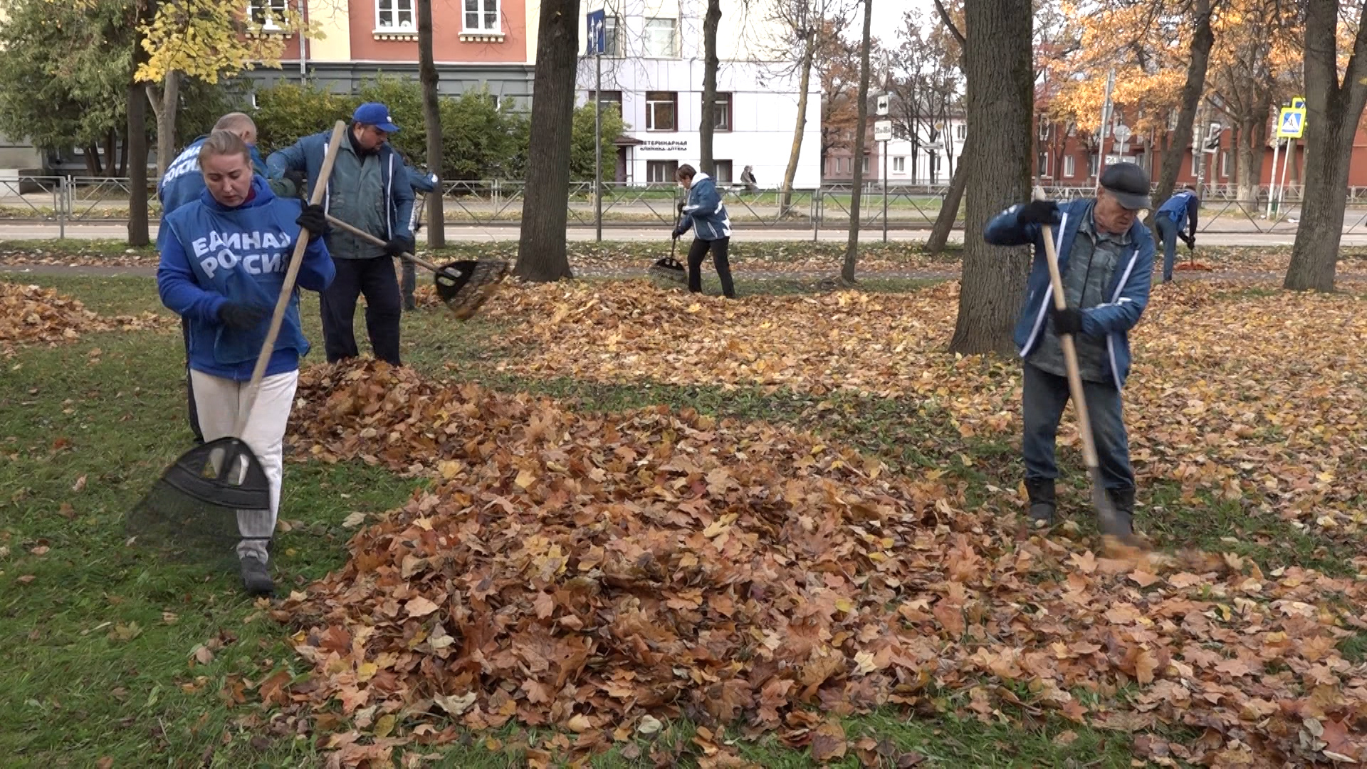 Великолучане навели порядок в сквере у памятника Виноградову.