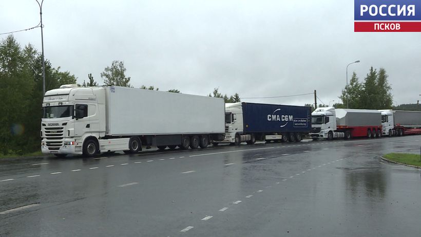 На границе с Эстонией в Псковской области образовались очереди из грузовиков и легковых авто