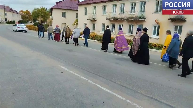 Лития по павшим воинам и молитва о живых. В Идрице прошел крестный ход в честь защитников Отечества