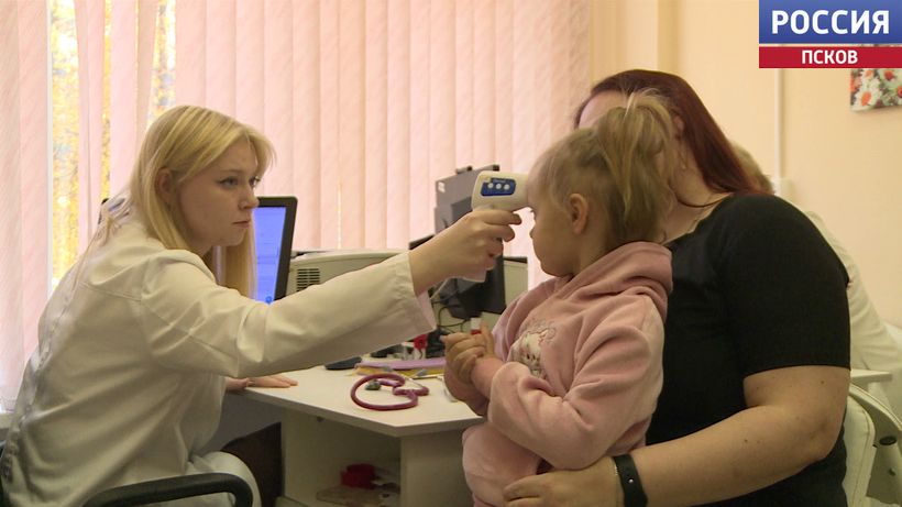 Четыре медработника пополнили штат Псковской детской поликлиники