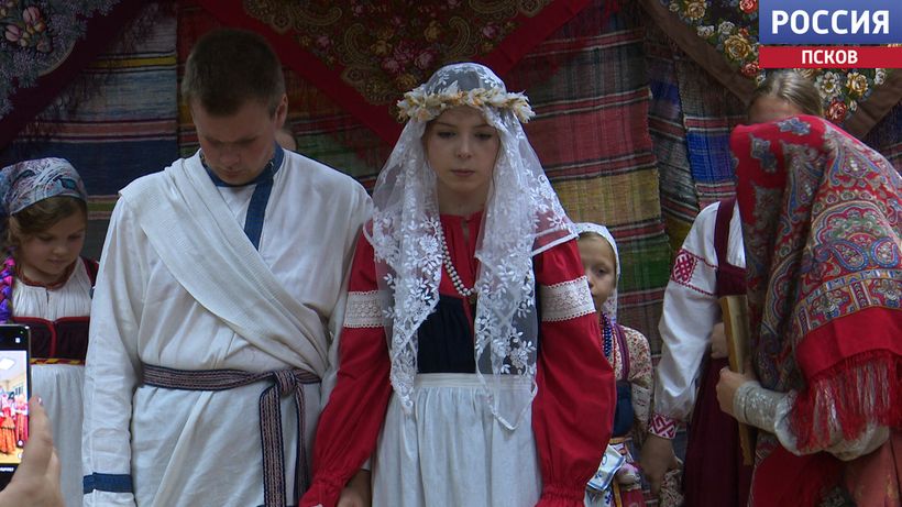 Свадебные обряды Гдовского и Печорского районов показали на покровских вечорках в Пскове