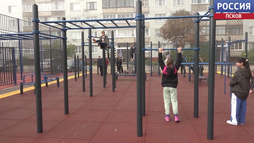 QR-код и резиновое покрытие: в Переслегино появилась "умная площадка"