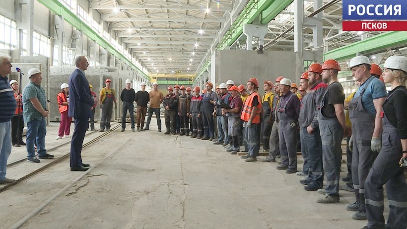 Александр Козловский посетил заводы "Баухаус" и "Псков-Полимер" в Псковской области