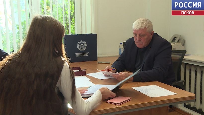 Сенатор Алексей Наумец провел прием граждан: более 20 обращений по выплатам, наградам и лечению