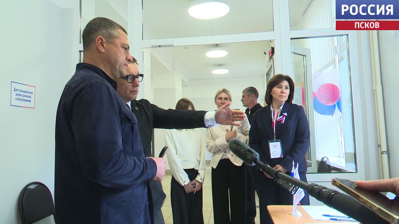 Михаил Ведерников с семьей проголосовал в первый день выборов
