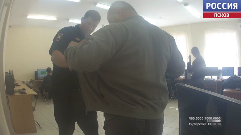В Пскове 13 иностранцам аннулировали результаты экзаменов на права за использование телефонов