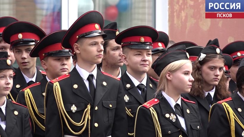 "Возвращение очень долгожданное": как в Великих Луках встретили День знаний в обновленных школах