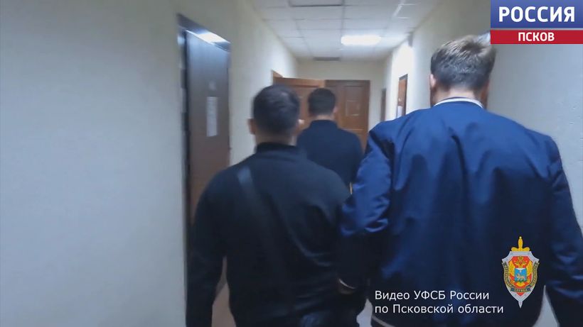 Использовал служебное положение: житель Пыталово продавал иностранцам сим-карты, оформленные на других людей