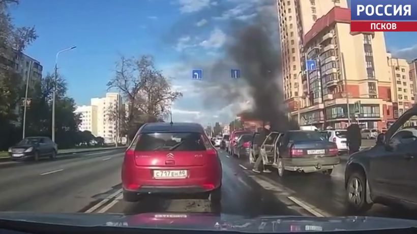 Экипаж ДПС потушил загоревшийся в пробке автомобиль в Пскове. Никто не пострадал