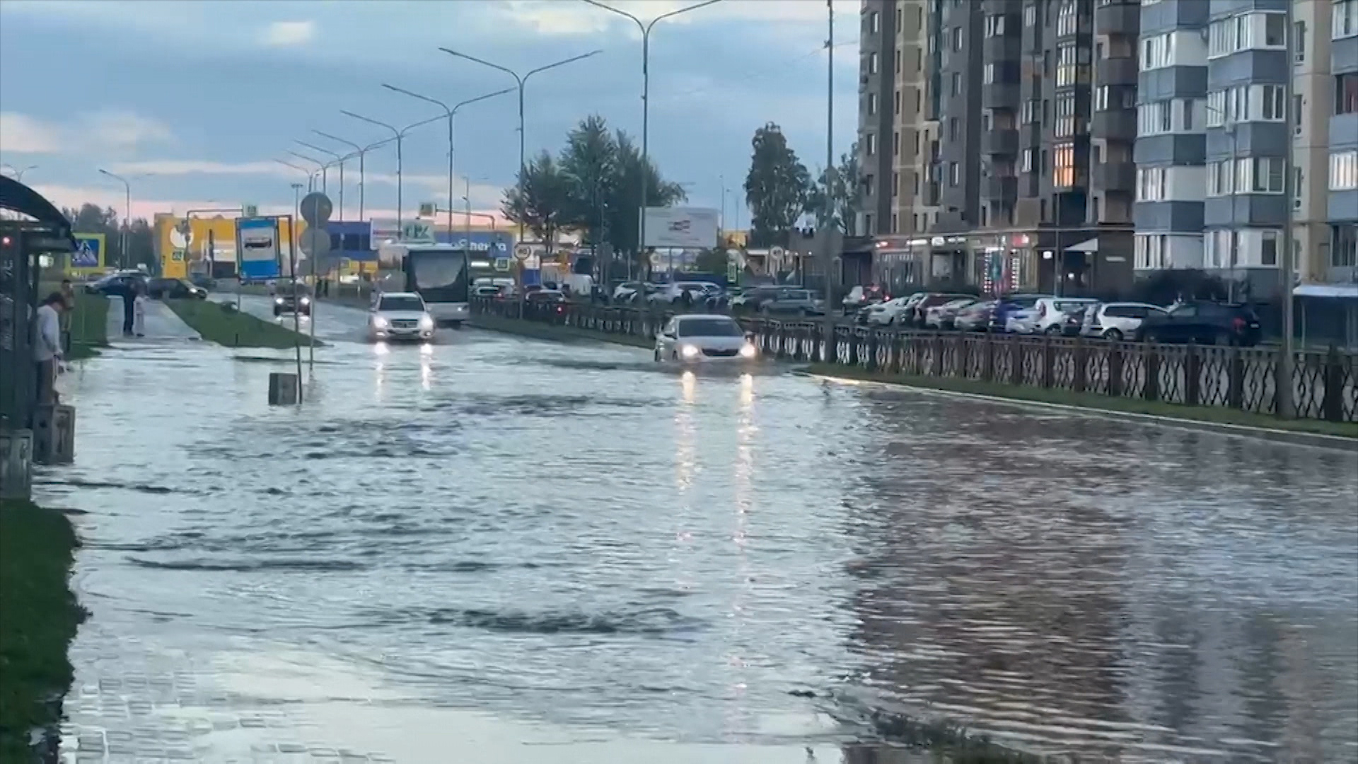 Обильные осадки затопили улицы Пскова