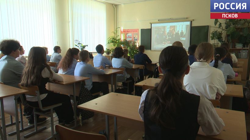 В школах стартовал обновленный курс "Разговоры о важном". Первое занятие посвятили Николаю Путилову
