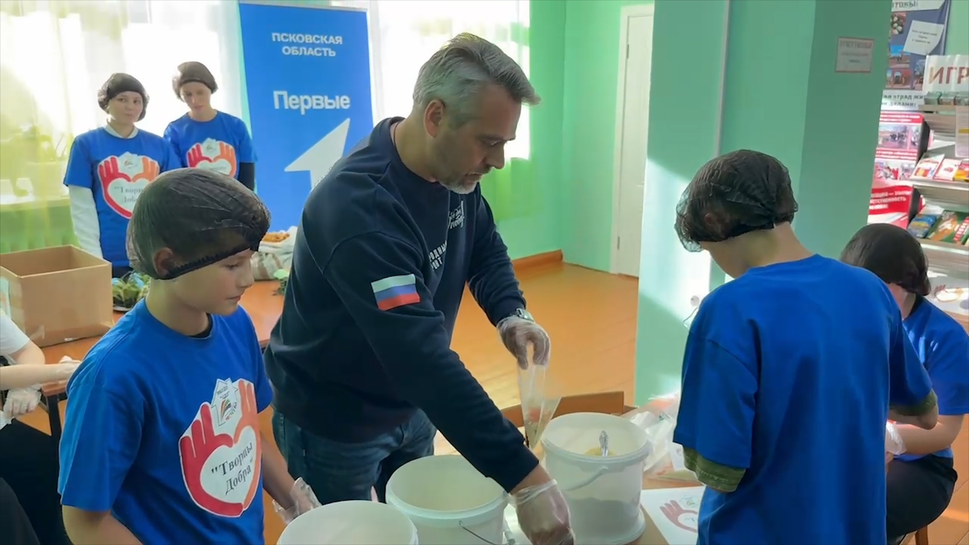 Школьники из Новосокольников делают сухпайки и браслеты выживания для бойцов