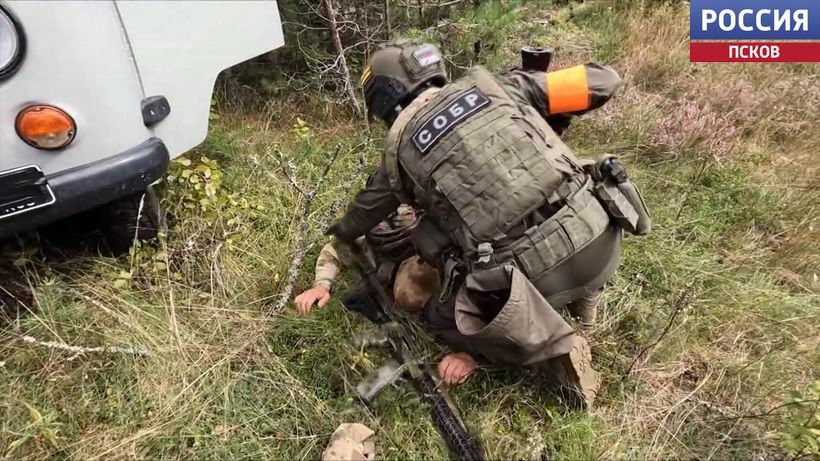 В Псковской области прошли учения по пресечению теракта на аэродроме "Псков"