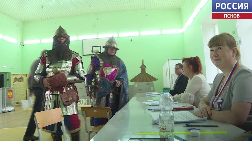 Псковские витязи XIV века следили за ходом голосования на избирательном участке