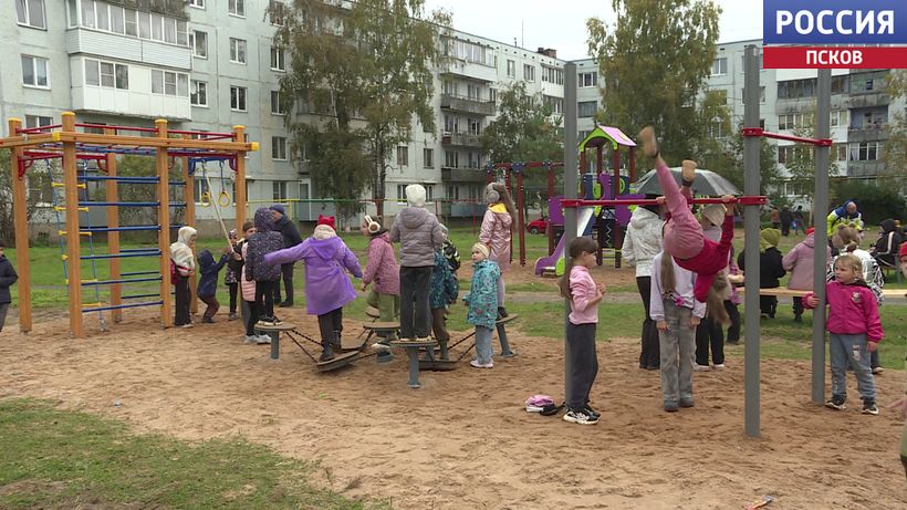 В деревне Тямша открыли "Дружный дворик" с новыми детскими площадками