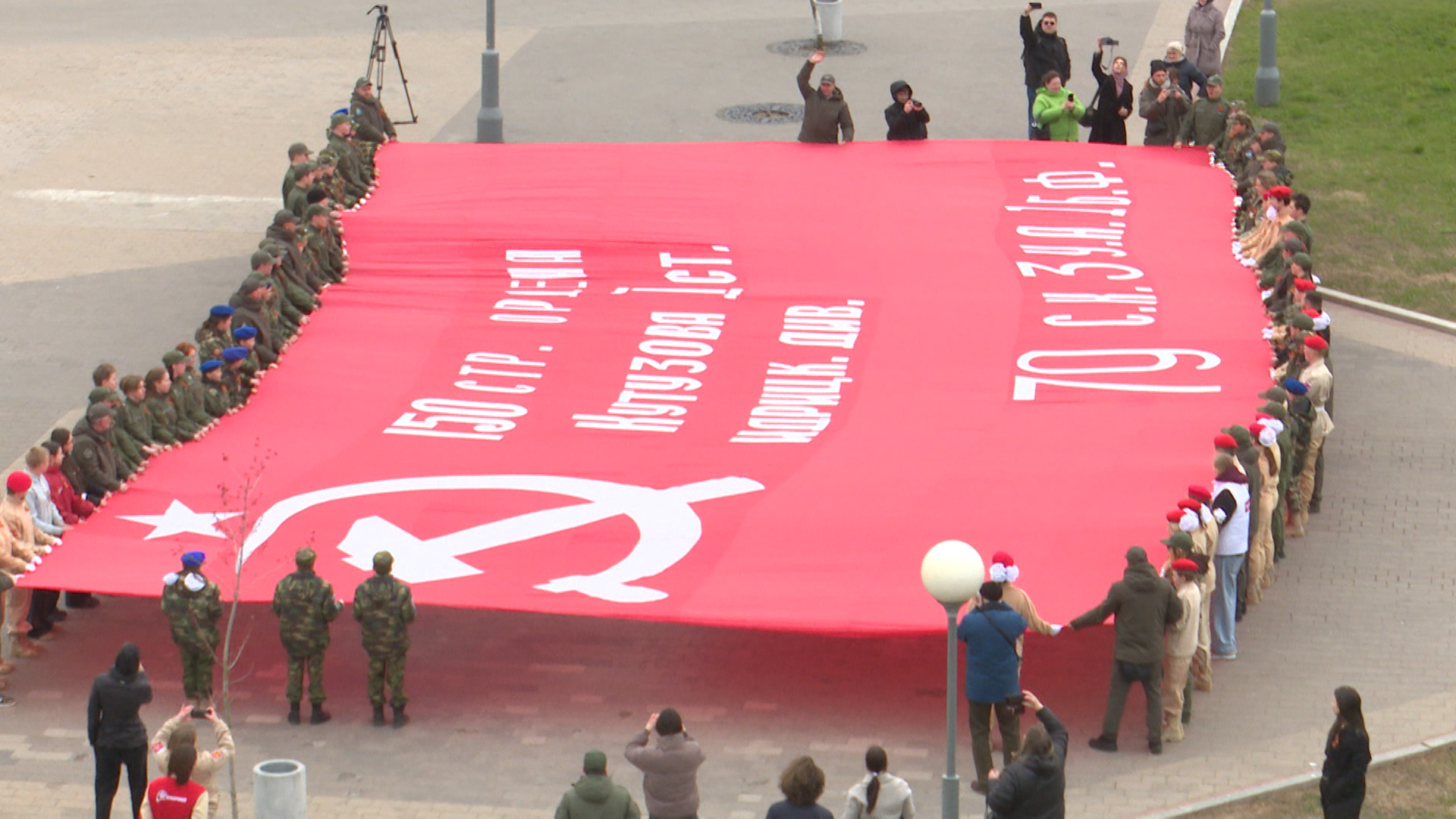Флэшмоб в честь Дня знамени Победы прошел в центре Пскова