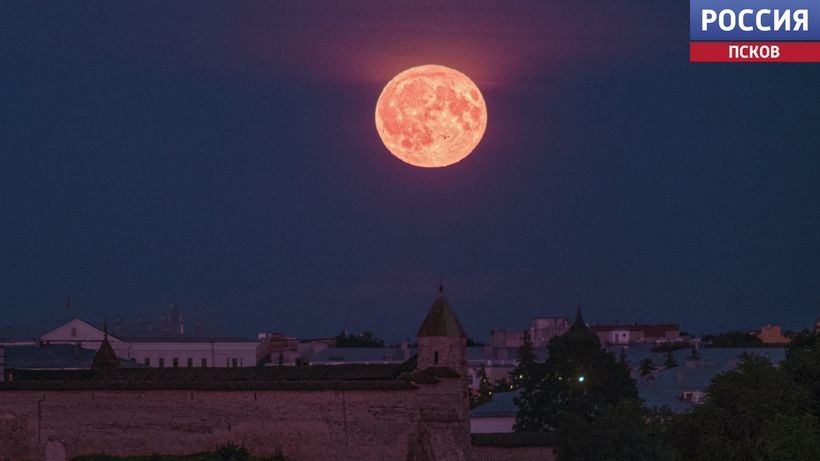 Оленья Луна над Псковом: любители астрофотографии запечатлели яркий спутник
