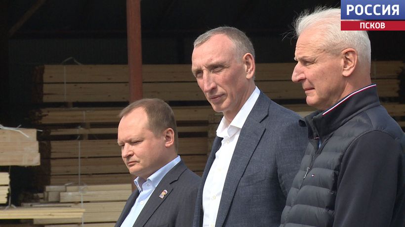 Александр Козловский оценил благоустройство улицы Советской в Стругах Красных и посетил лесоперерабатывающее предприятие