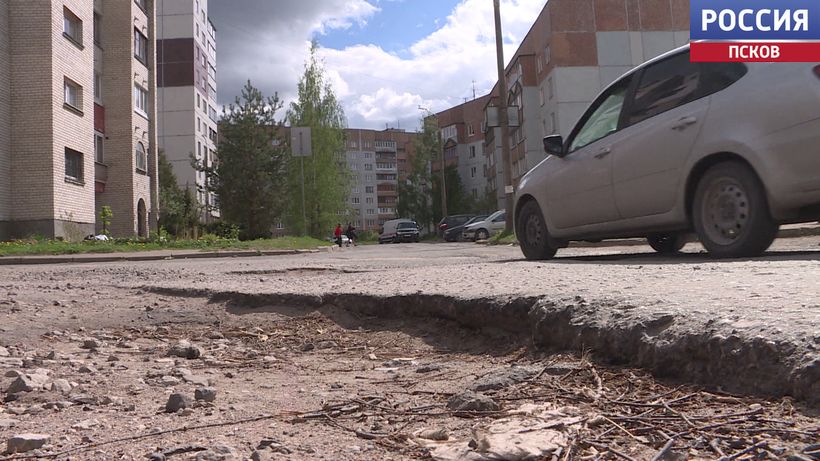 Псковичи жалуются на разбитый асфальт в городских дворах